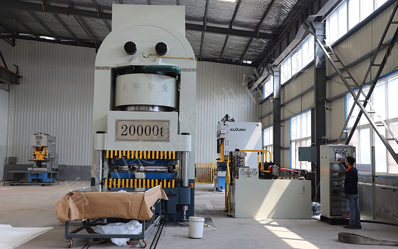 青島康景輝板式熱交換器廠(chǎng)家新進(jìn)20000t壓力機(jī)試壓成功